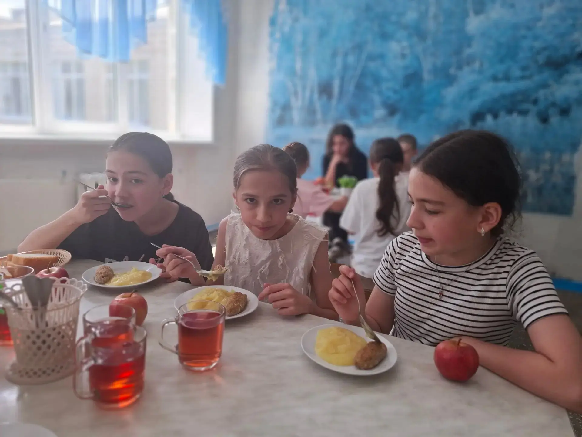 🍎🥨🥘Обеды в нашей школьной столовой — самые вкусные!

Аромат свежей выпечки, наваристый борщ и соч