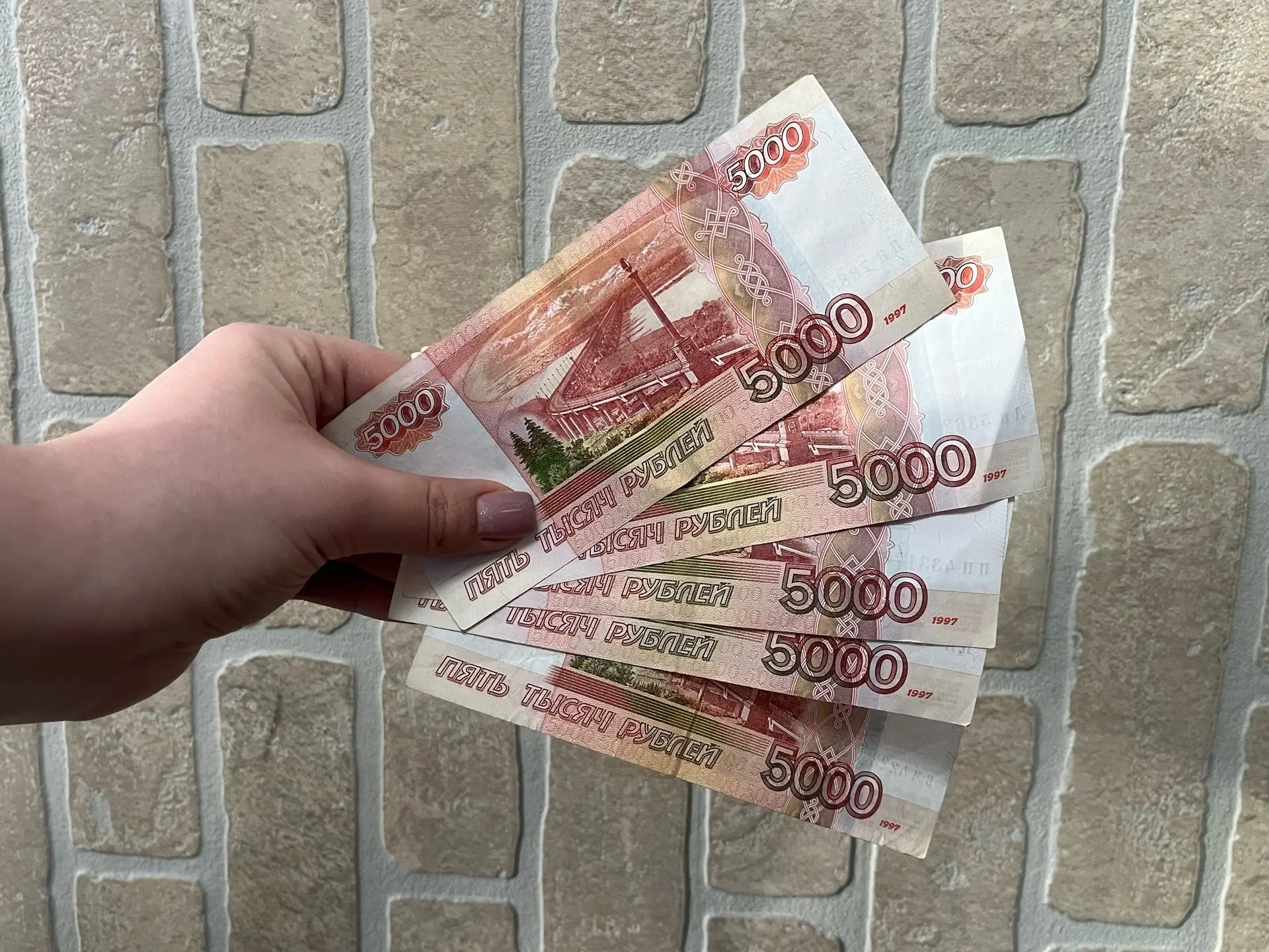 Родителям, чьи дети сдали ЕГЭ на 100 баллов, предложили платить 100 000 рублей