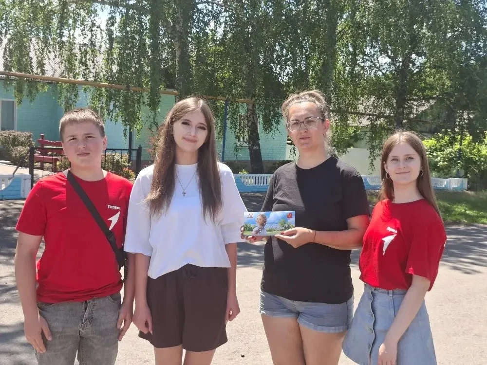 Сегодня, в преддверии праздника "День России" активисты Движения Первых нашей школы поз...