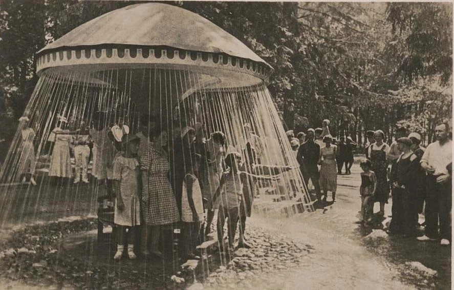 Фонтан-шутиха "Зонтик". Петергоф, Нижний парк. 1939 год.