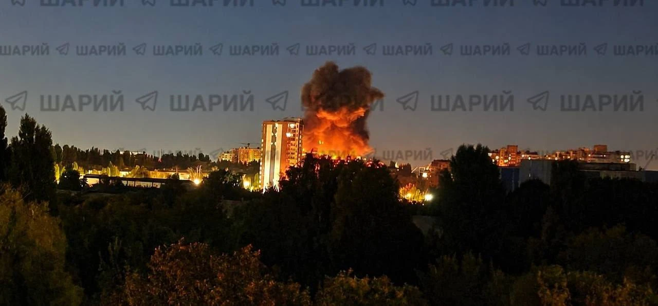 В промзоне Оболонского района Киева в результате прилёта БПЛА горят склады.