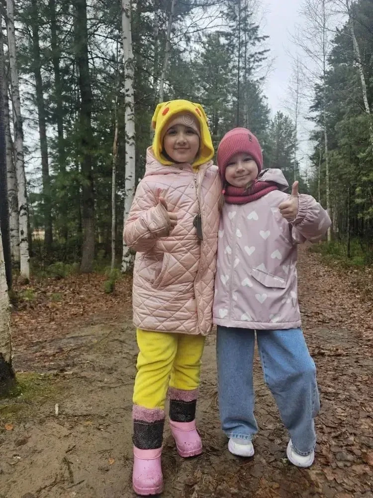 🌲 В гостях у природы: 1 «Б» в Сибирских Увалах!  Дождик? Не помеха! Ученики и родители 1 «Б» класса 