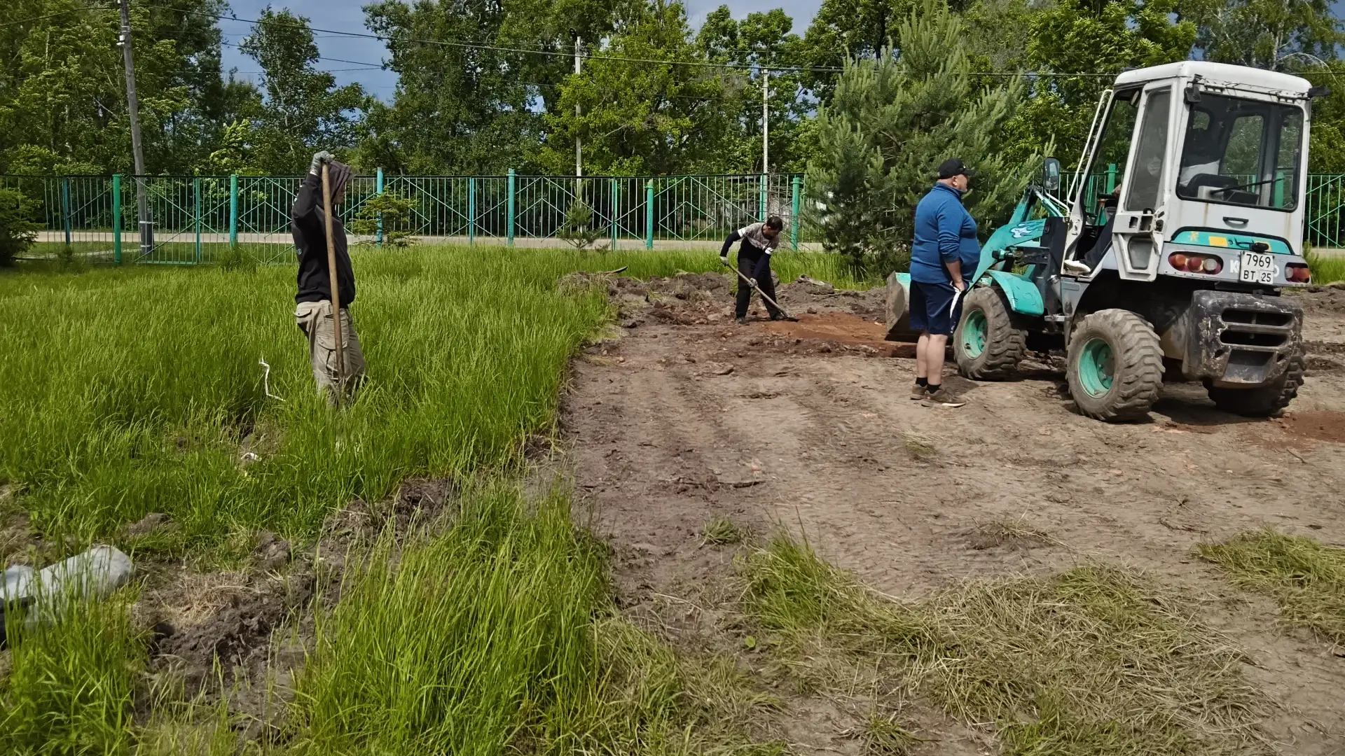 В Чернышевке продолжаются работы по благоустройству

На территории возле сельского Дома культуры про