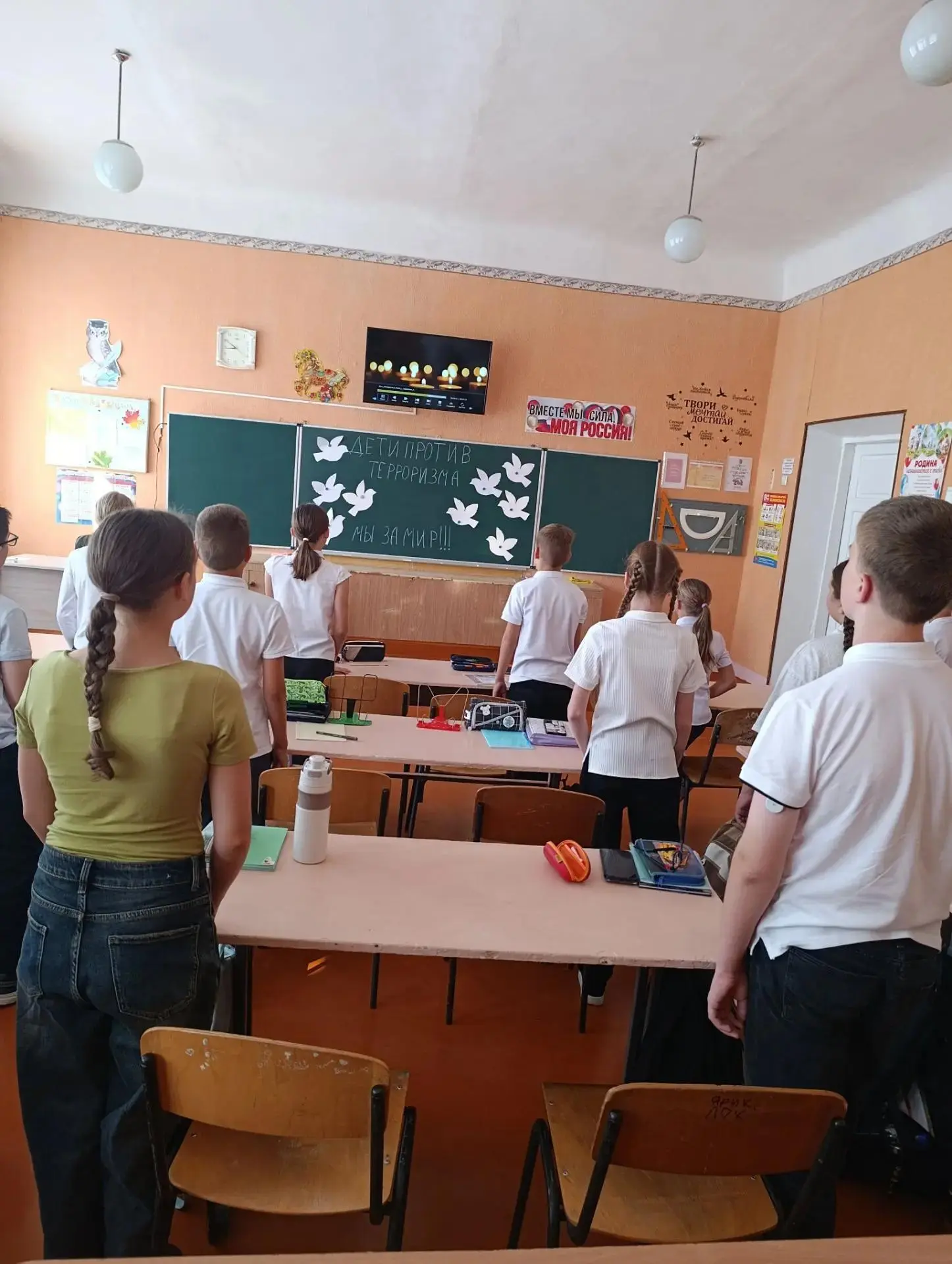 3 сентября в России вспоминают жертв террористических актов и отдают дань уважения тем,...
