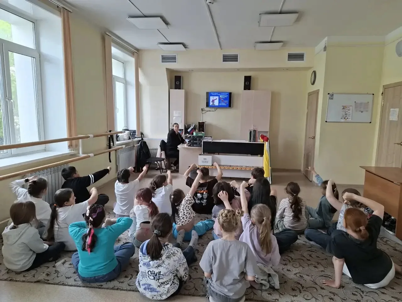 Утро в летнем творческом лагере традиционно началось с бодрой зарядки. Под энергичную музыку ребята 
