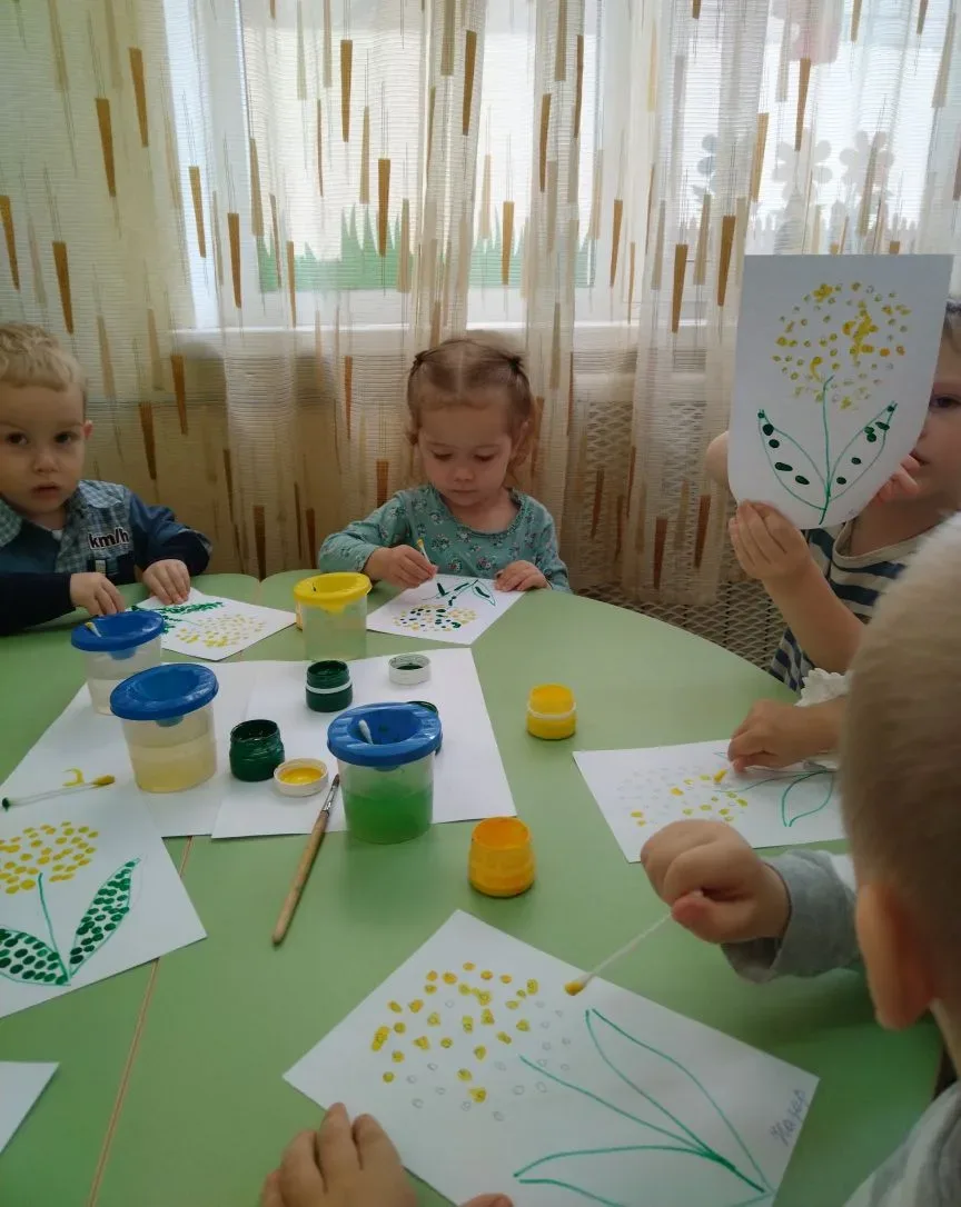 В младшей группе "Гномик" прошло занятие по рисованию "Одуванчик".