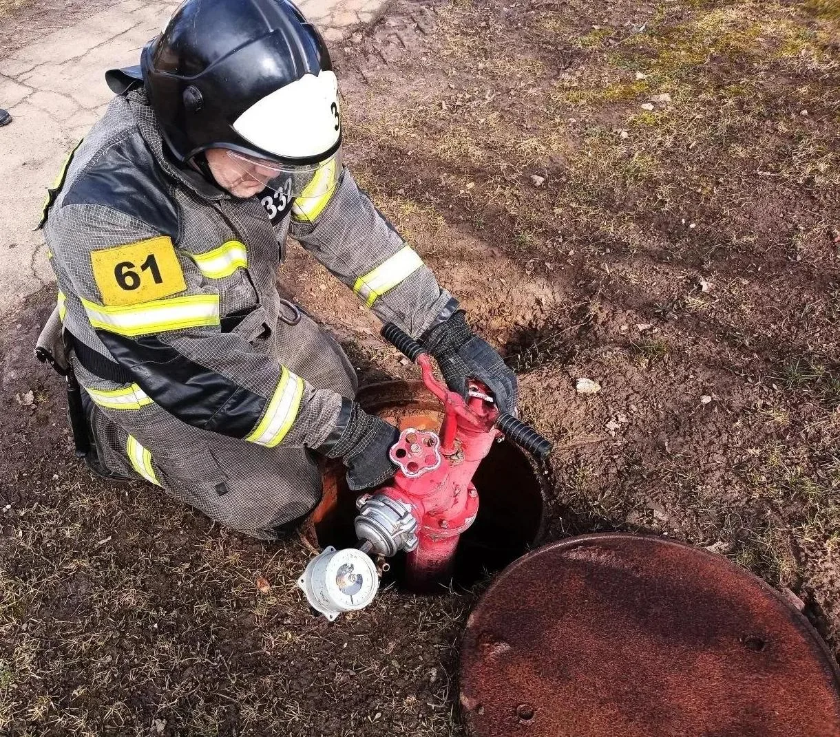 📆 Время пришло! Огнеборцы проверили пожарные гидранты в округах региона 💦  ➡️ Испытание пожарных гид