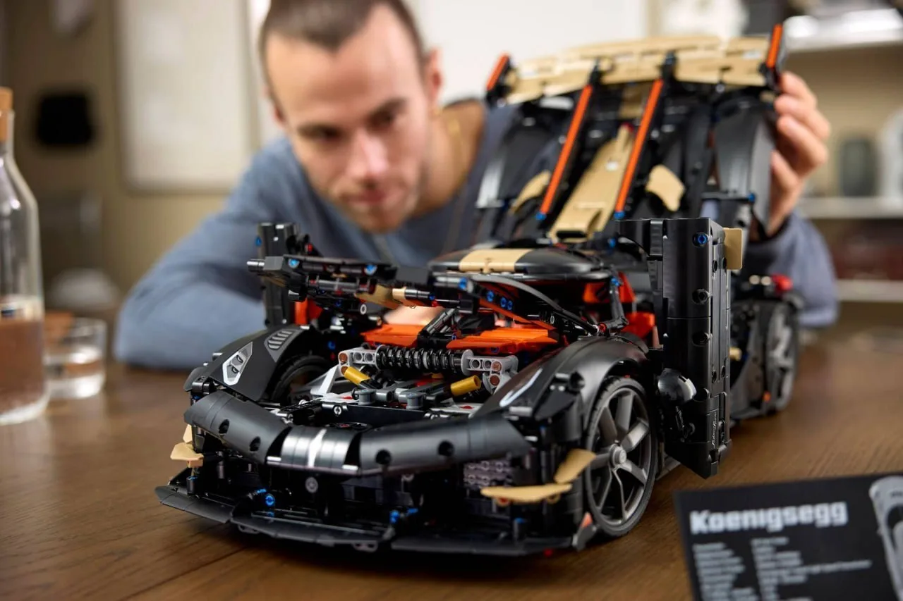 LEGO выпустит Koenigsegg Sadair’s Spear — гиперкар собрали в масштабе 1:8 из 4104 деталей.

Это новы