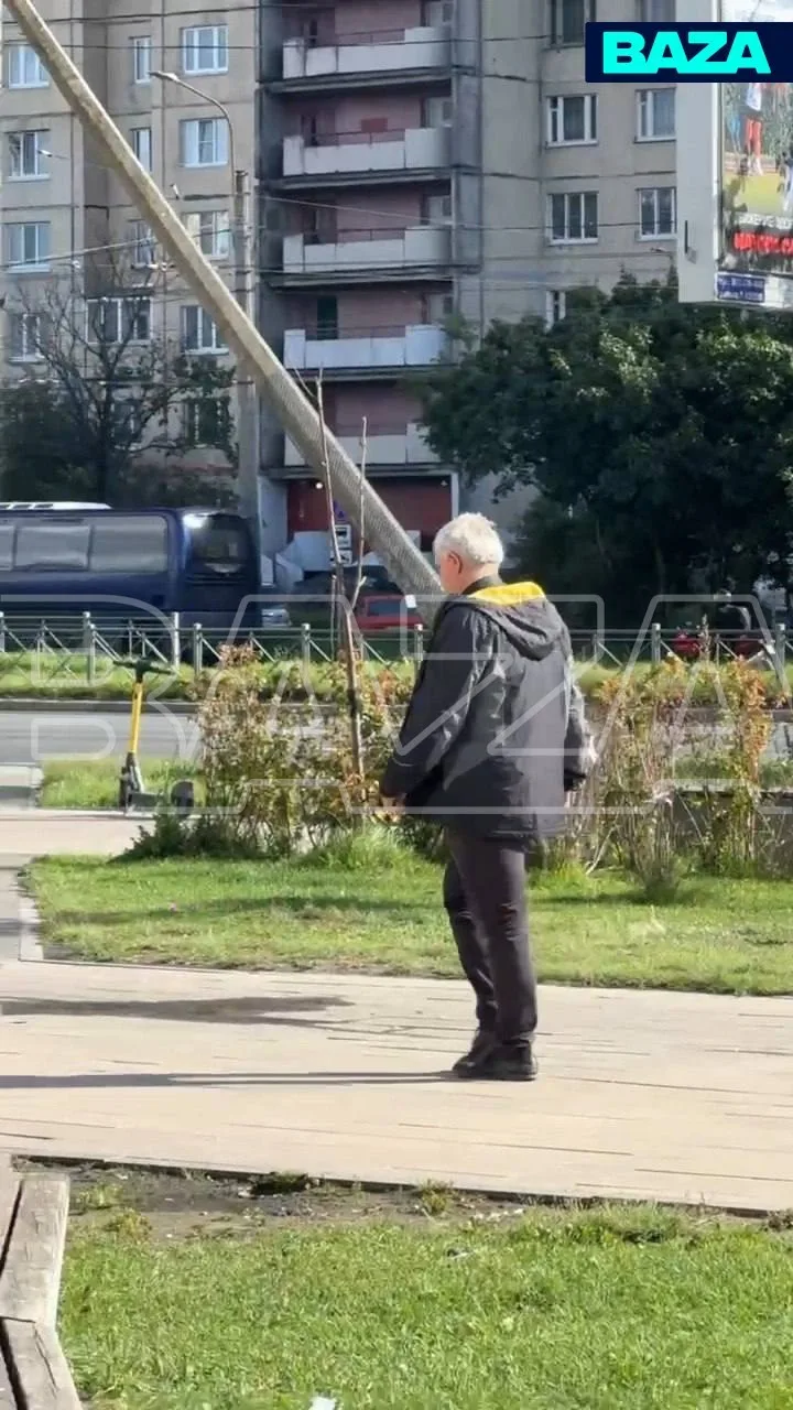 ⚡️ Мужчина ударил женщину ножом на проспекте Большевиков
