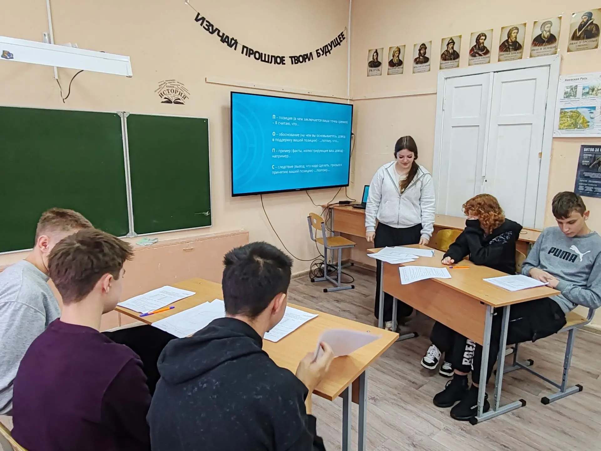 🗣 Интеллектуальный поединок между 8 и 9 классами