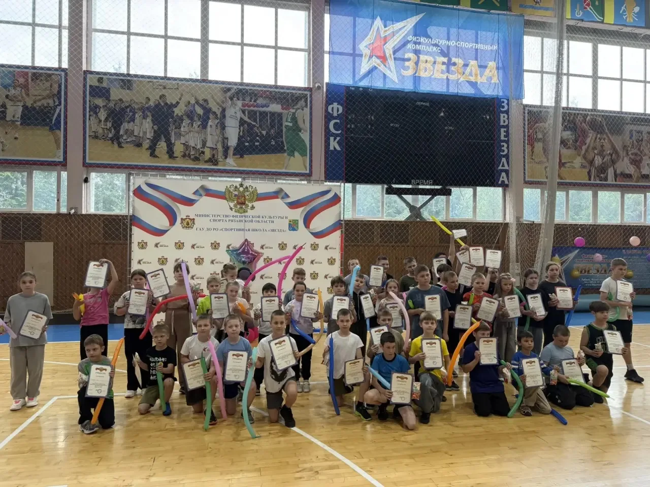 Школьный лагерь «Радуга» сегодня отправился в спортивный комплекс «Звезда» на мероприят...