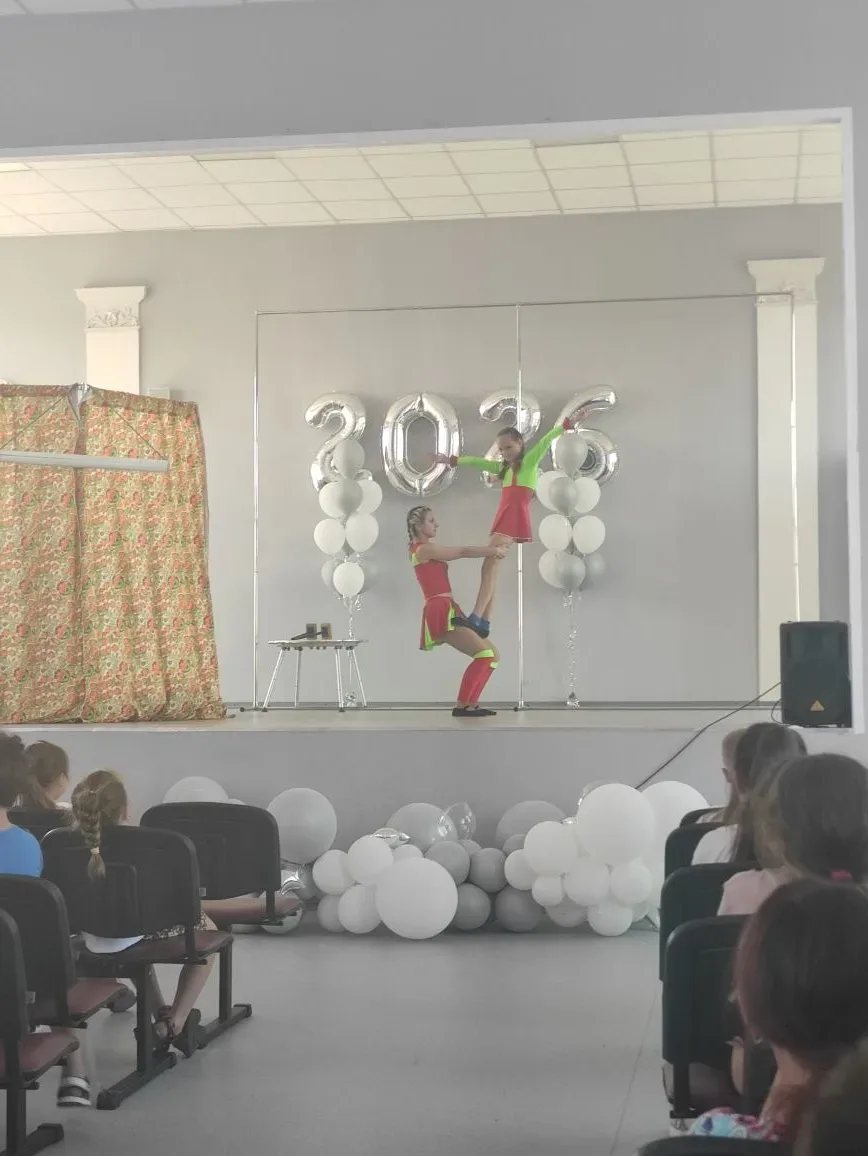В лагере – цирк! 🎪

Артисты показали акробатику, жонглирование, фокусы и клоунаду. Ребята не только