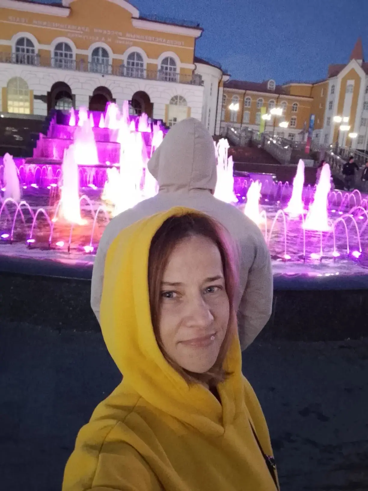 Ест сушки.