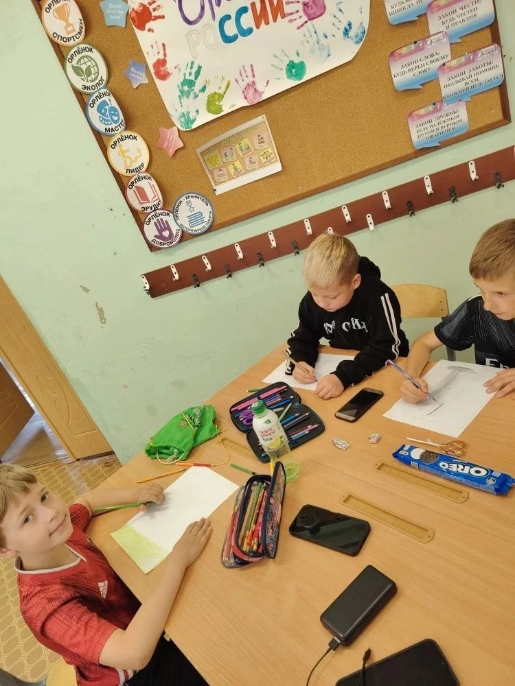 🌼 ДЕНЬ 13
Пусть запомнят твёрдо дети:
Верно поступает тот,
Кто лишь при зелёном свете
Через улицу и