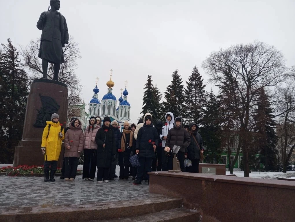 🕯️ В День тамбовских героев учащиеся нашего лицея возложили цветы к памятнику Зое Космодемьянской. З