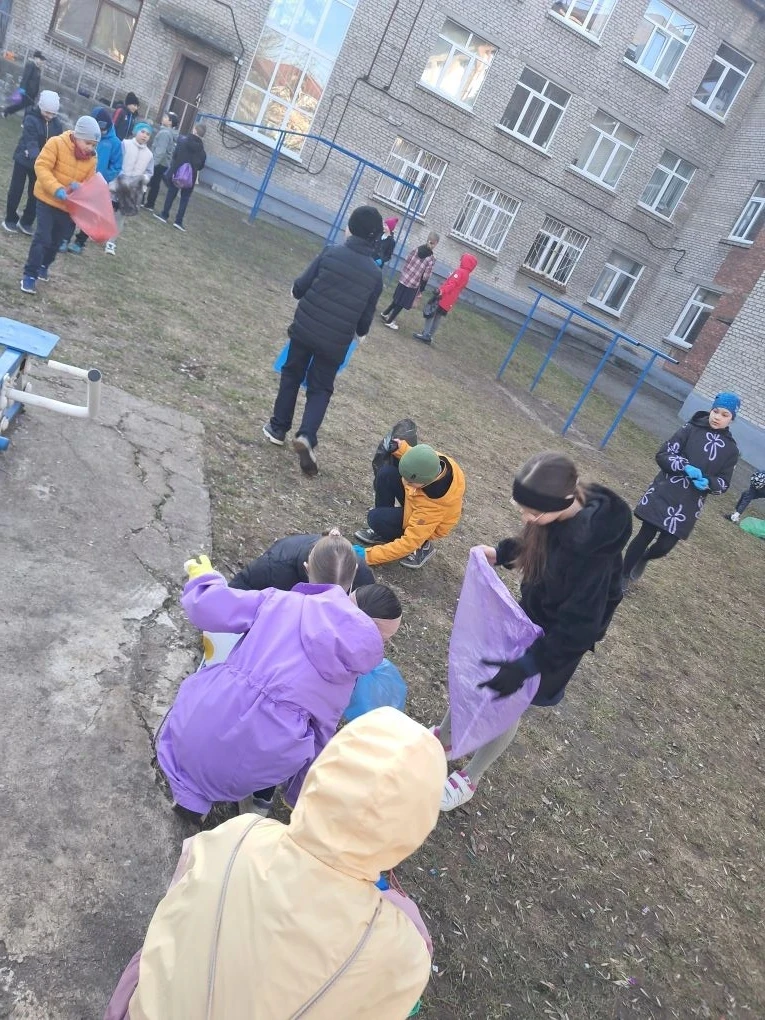 🌞 Утренняя зарядка на свежем воздухе: секрет успешной учёбы! 🌱  Как показывает практика, утренняя за