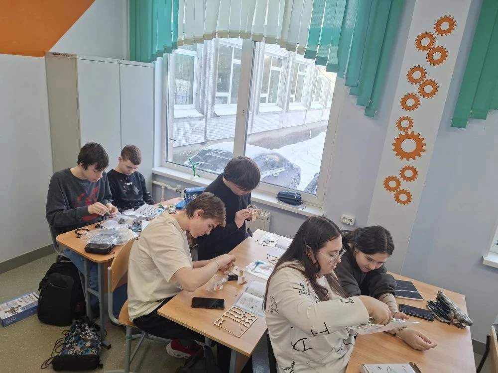 В рамках изучения блока "Робототехники"ученики 8 а и б классов создавали модели роботов и проверяли 