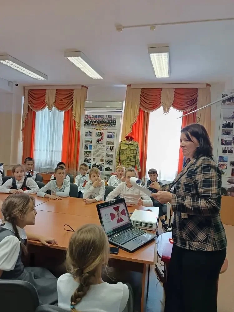 🌺 В преддверии 9 мая — с благодарностью к защитникам!  Вчера ученики 3.1 класса побывали в Музее Вос