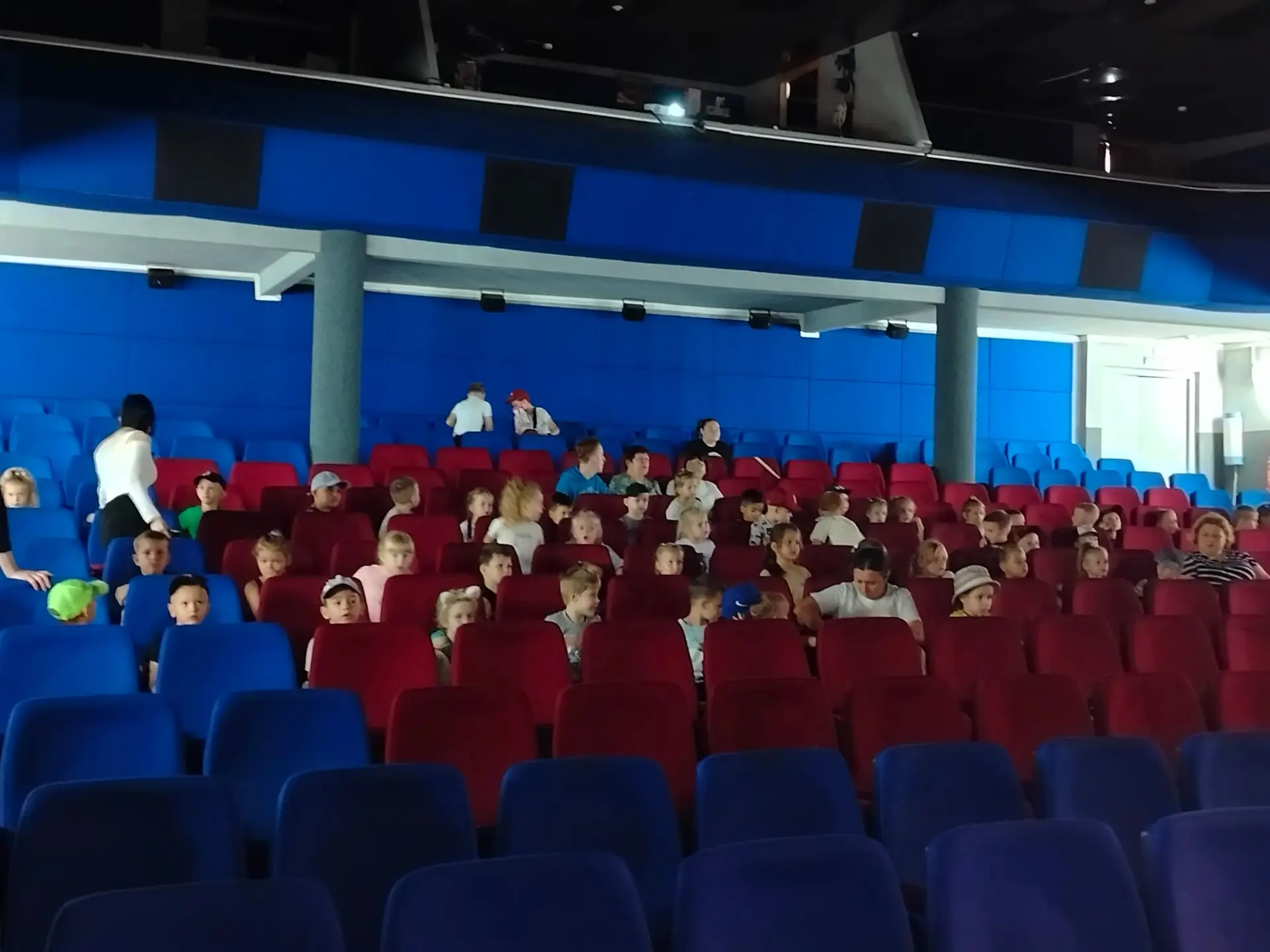 🎬 Друзья, сегодня в нашем уютном зале состоялся показ мультфильма «Турбозавры»! Это бы...