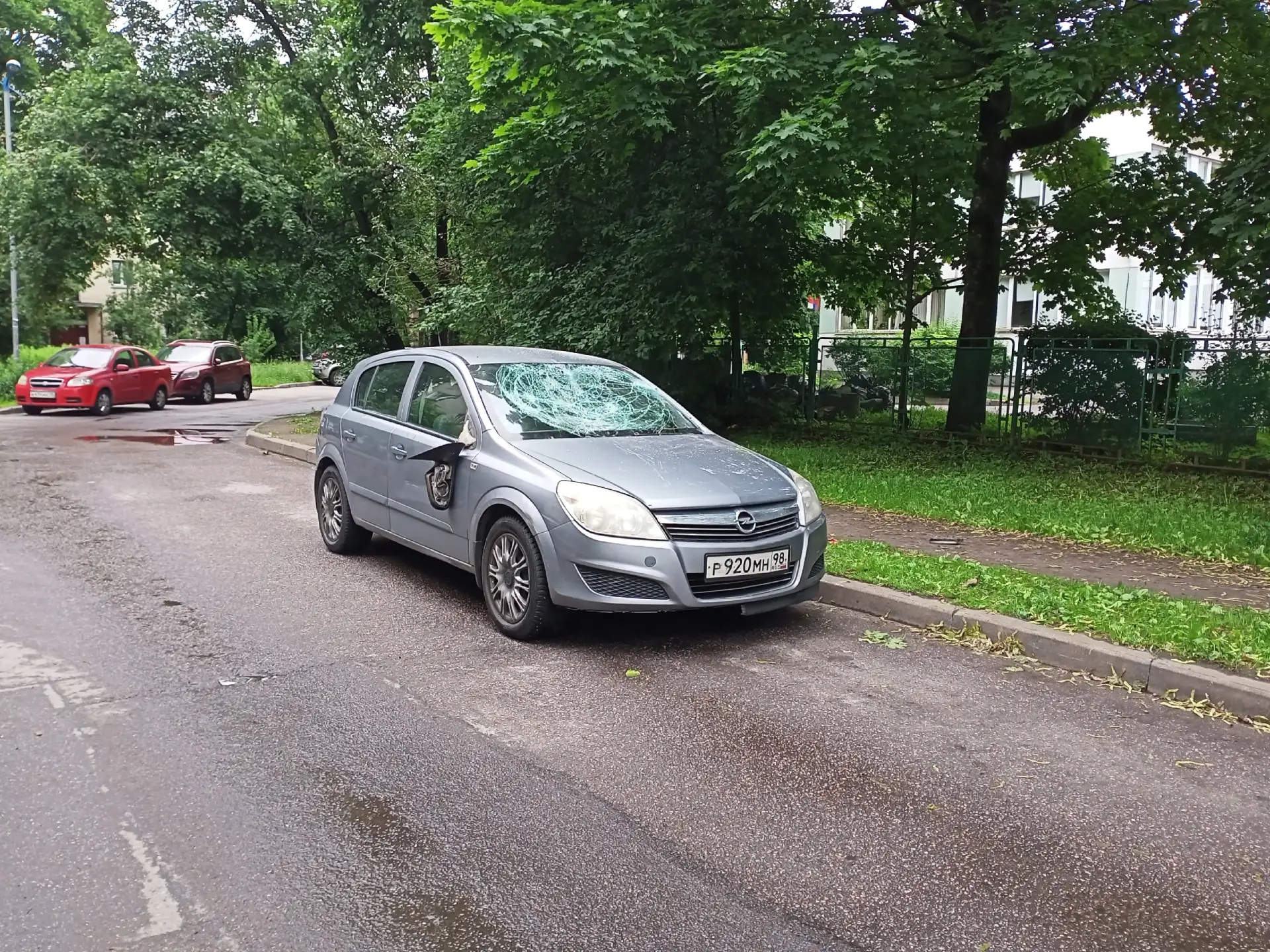 Сегодня на проспекте Науки, 12, корпус 3 около 14:30 пожилой гражданин, находившийся в состоянии опь
