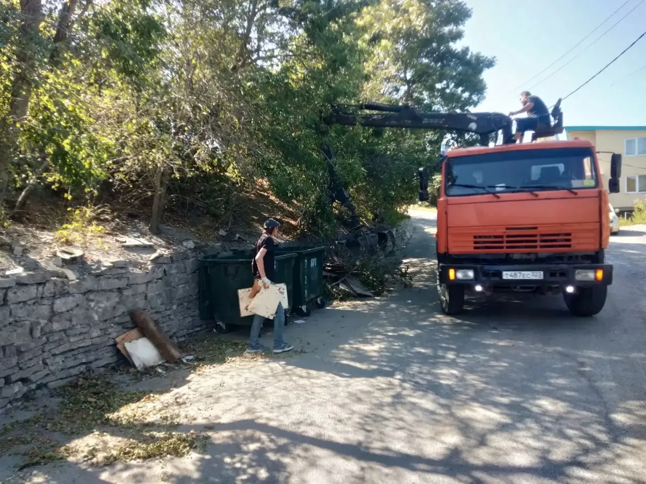 Южным региональным оператором (ЮРО), проведена зачистка контейнерных площадок на террит...