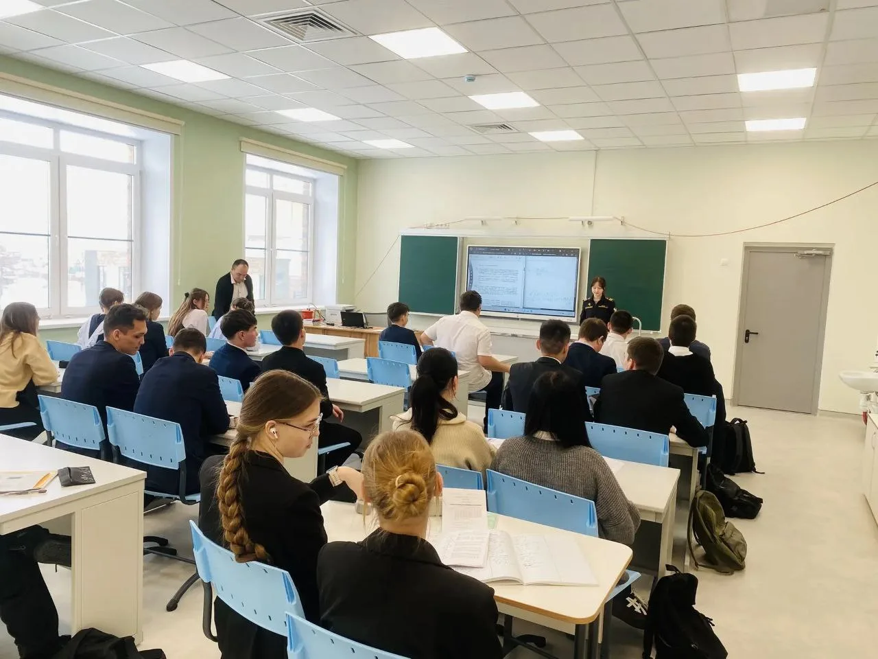 🛡️Уроки безопасности в старших классах  ✅ В рамках профилактической работы по повышению уровня безоп