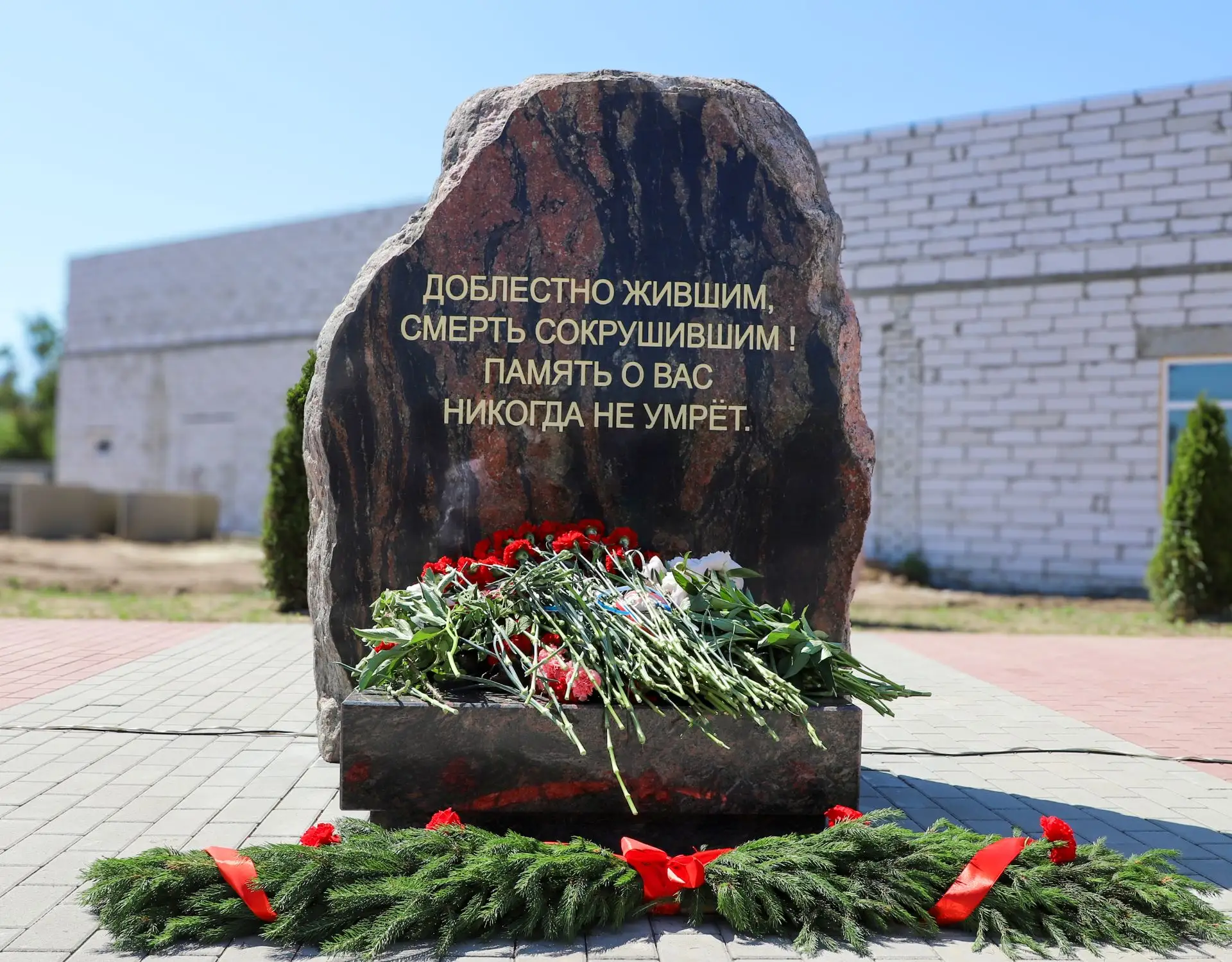 🔹Слова и дело: почему чиновники Клинцов в День России проигнорировали открытие мемориала героям?
👉