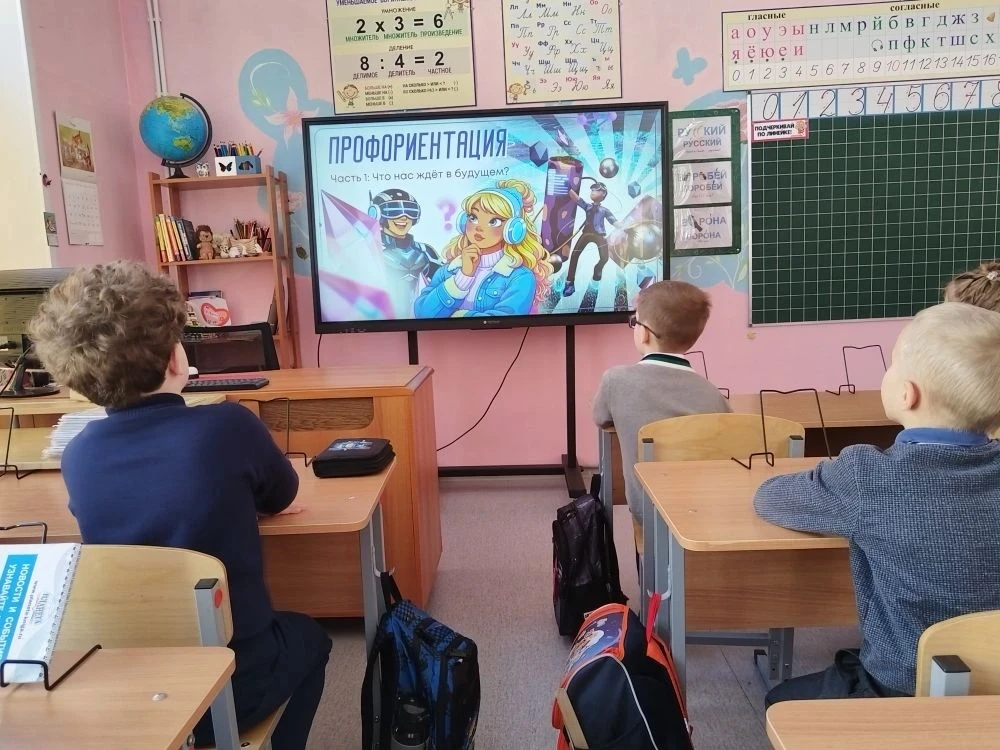 В 1 В классе прошёл классный час,  посвящённый профессиям. На  уроке ребята говорили о трудолюбии и 