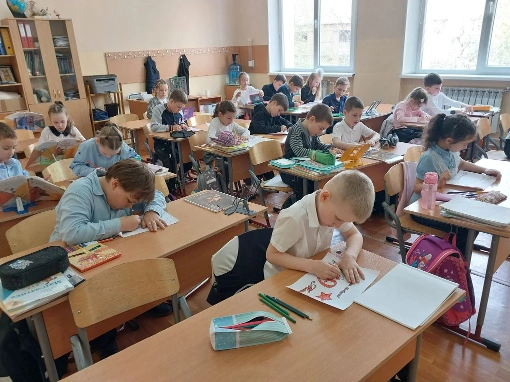 🎨 Первоклассники поздравили жителей с Днём Победы!  Наши самые юные ученики тоже не остались в сторо