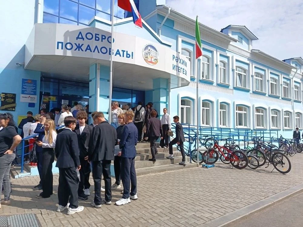 В пункте проведения экзаменов на базе школы № 1 сегодня оживлённо: 199 девятиклассников сдают Основн