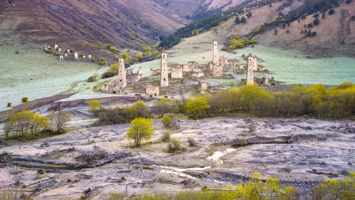 🏔 Почему стоит посетить Кавказ?  Три веские причины:  1️⃣ Попробовать настоящую кавказскую кухню! Хи