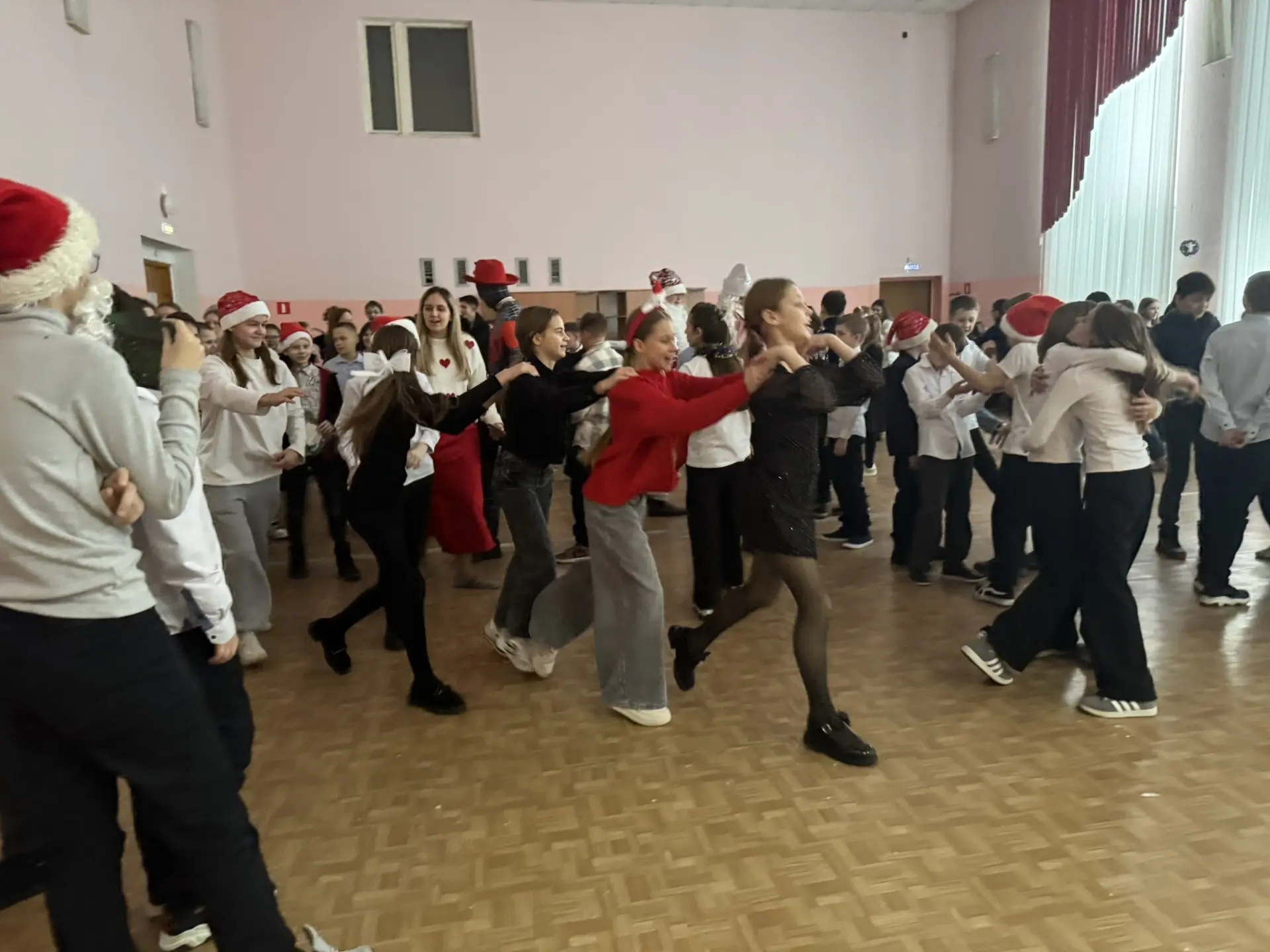 Скоро Новый год! 🎄 В нашей школе совместно с детским самоуправлением во всех классах прошли новогодн