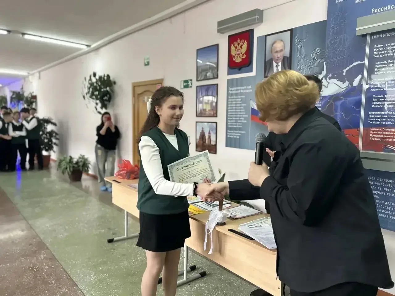 📢 В нашей школе прошли торжественные линейки, посвященные завершению учебного года!  Вот и пролетел 