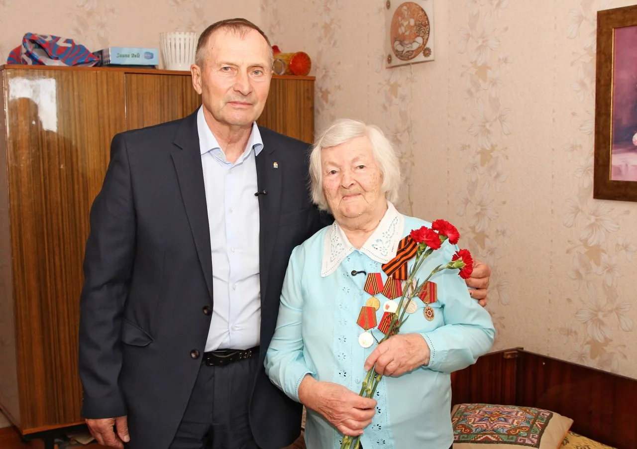 Металлурги поздравили тружеников тыла🕊  В совете ветеранов Надеждинского металлургического завода со