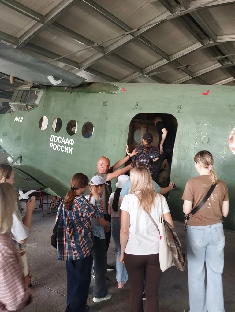 ✈️  6В и 3Д в гостях у авиаторов! 🚁 24 мая наши ребята из 6В и 3Д вместе с родителями и классными ру