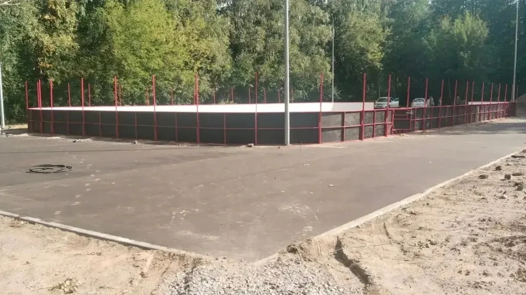 В микрорайоне ГЭС продолжают строительство умной спортивной площадки. Сейчас рабочие за...