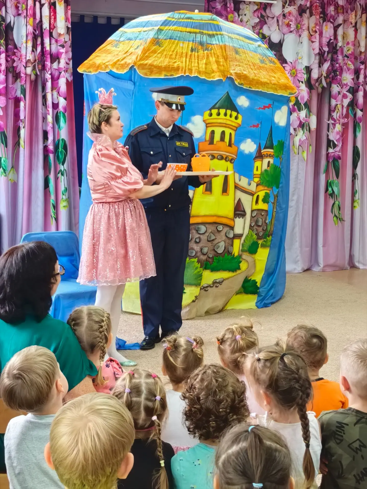 🎭 Сегодня в нашем саду побывал Театр-студия «Вид»: сказка про ПДД! 

Ребята узнали, кто такой регул