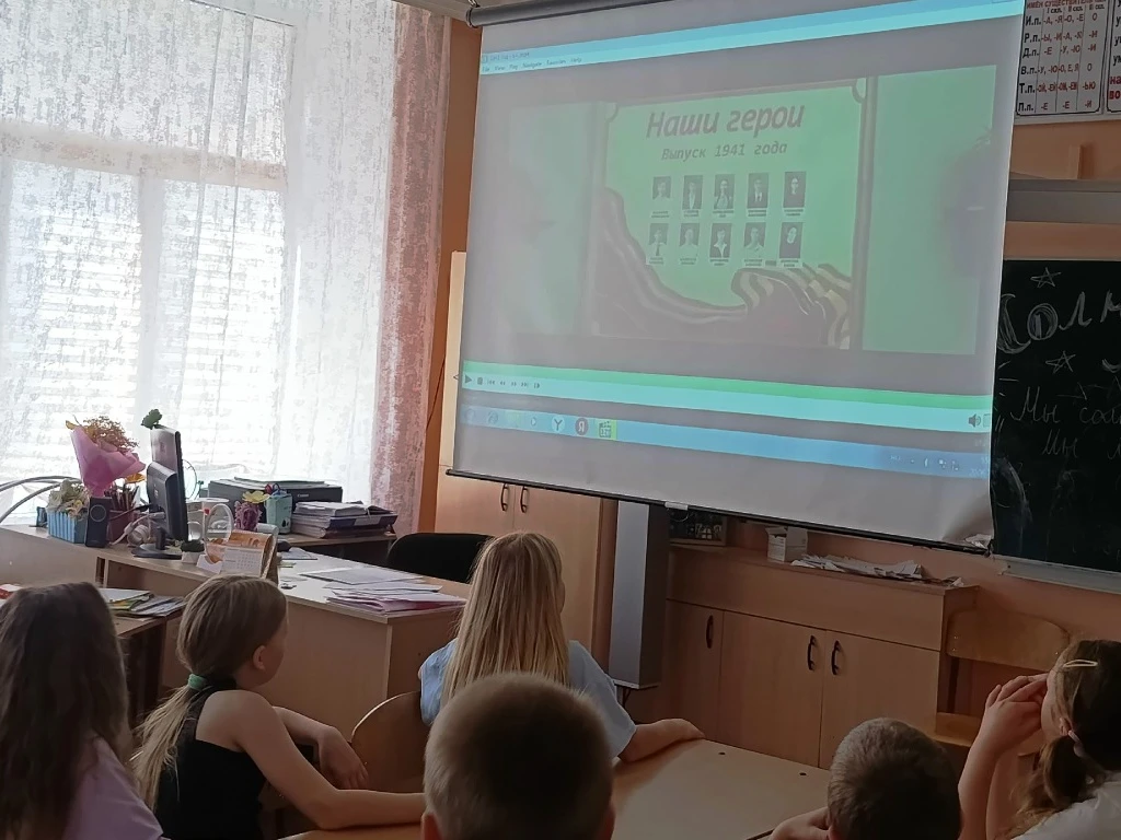 В пришкольном лагере нашей гимназии советники директора по воспитанию организовали для ребят кинолек