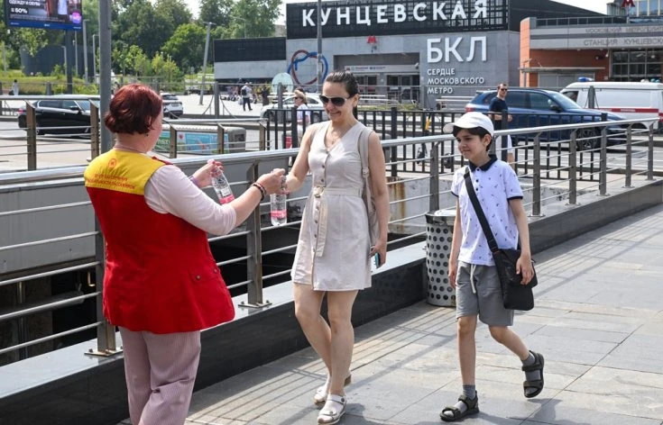 💧Из-за жаркой погоды в Москве на вокзалах и станциях метро пассажирам бесплатно раздаю...