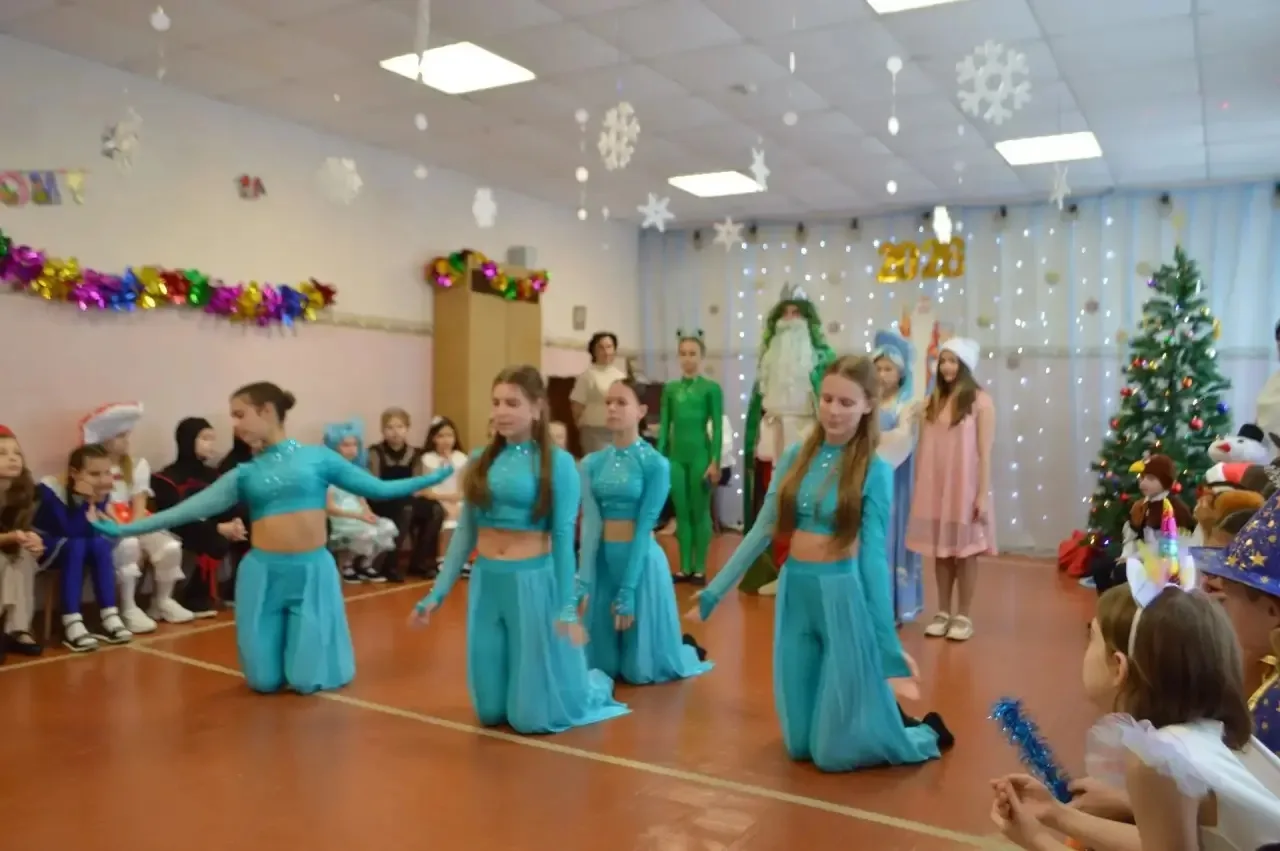 Новый год к нам мчится… 🎄✨  Театральная студия «Зазеркалье» организовала новогоднее представление дл