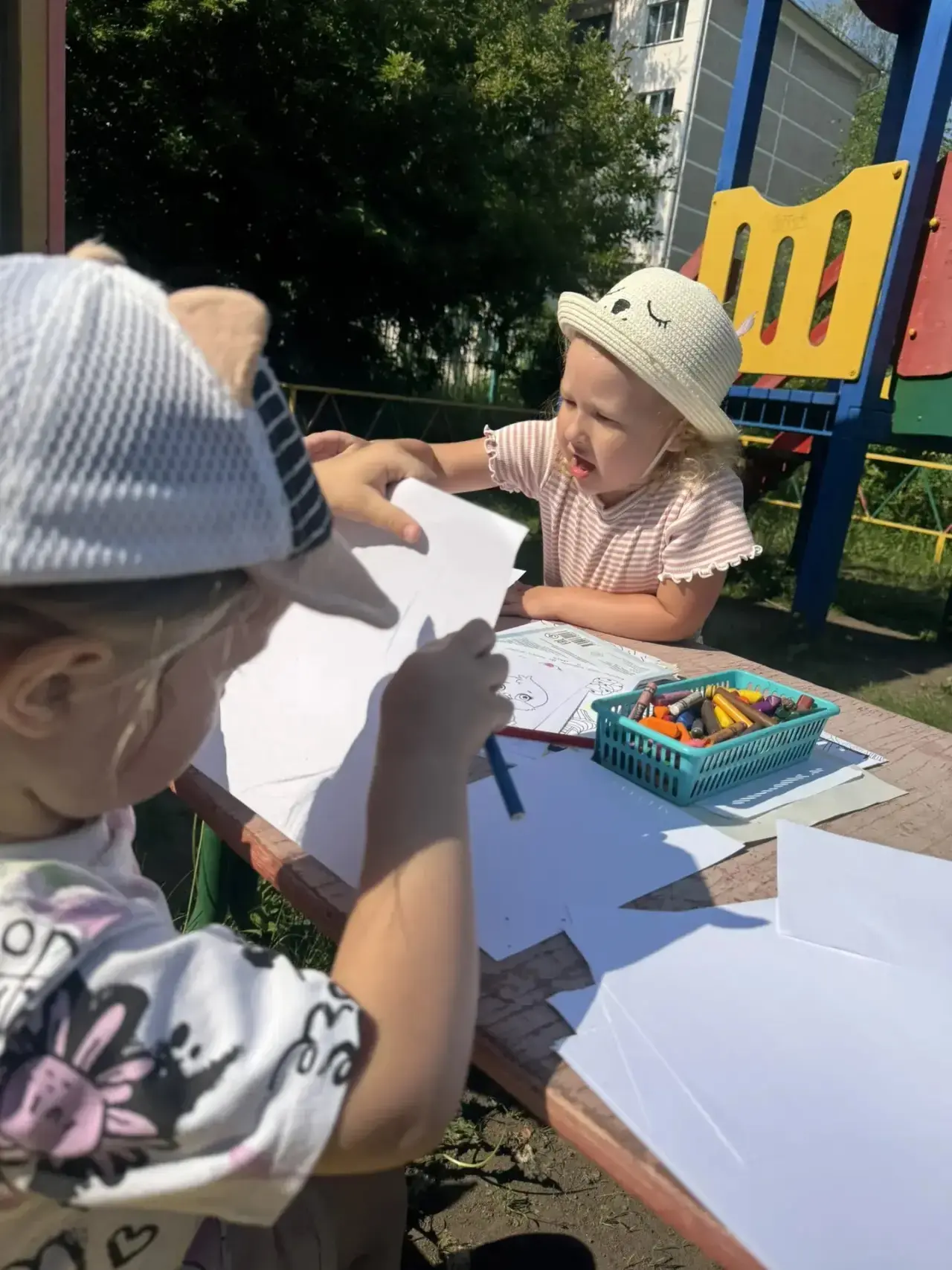 🌞 На прогулке можно не только играть, лазать, бегать, но и заниматься творчеством! 🌈

Наши маленьк