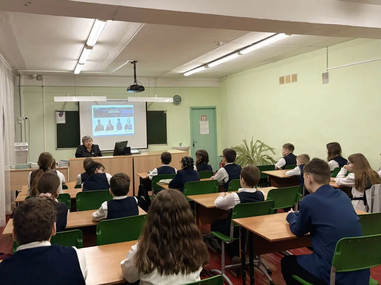 🇷🇺Новая учебная неделя в нашей школе традиционно началась с торжественного вноса флага и исполнения 