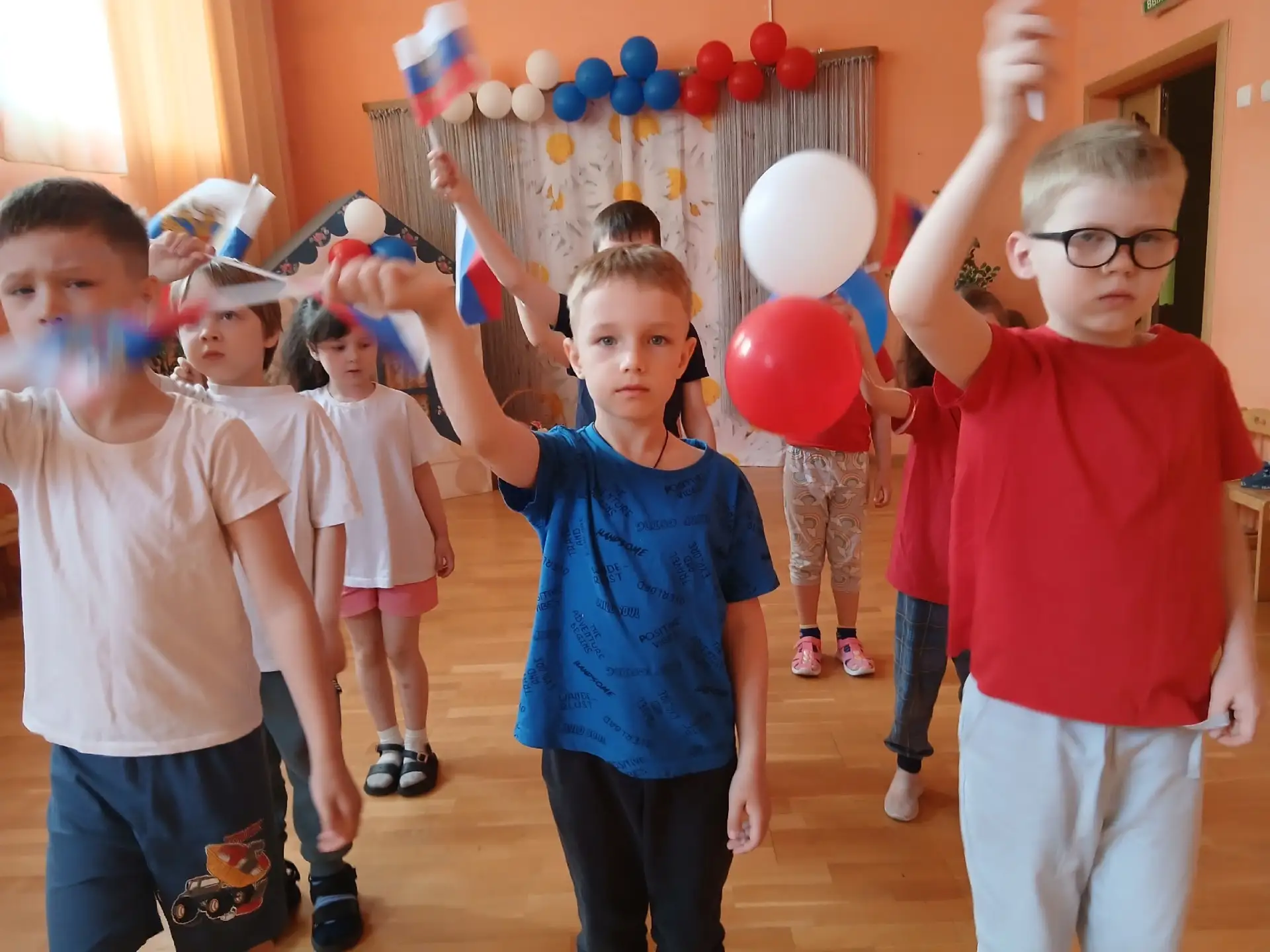 НОВОСТИ ДЕТСКОГО САДА
С ДНЁМ РОССИИ!
В преддверии Дня России воспитанники группы "Пчёлки" отправилис