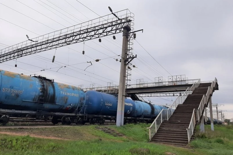 🛤️Школьницы устроили прогулку по железнодорожной магистрали в Приморье  Четыре школьницы устроили оп