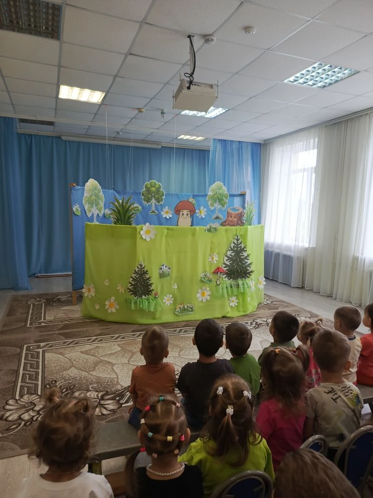 В нашем детском саду состоялся чудесный показ сказки В. Г. Сутеева " Под грибом"- яркое...