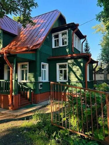 Самая уютная библиотека Петербурга: деревянная дача XIX века с печами и видом на озеро 📚 

В Озерка