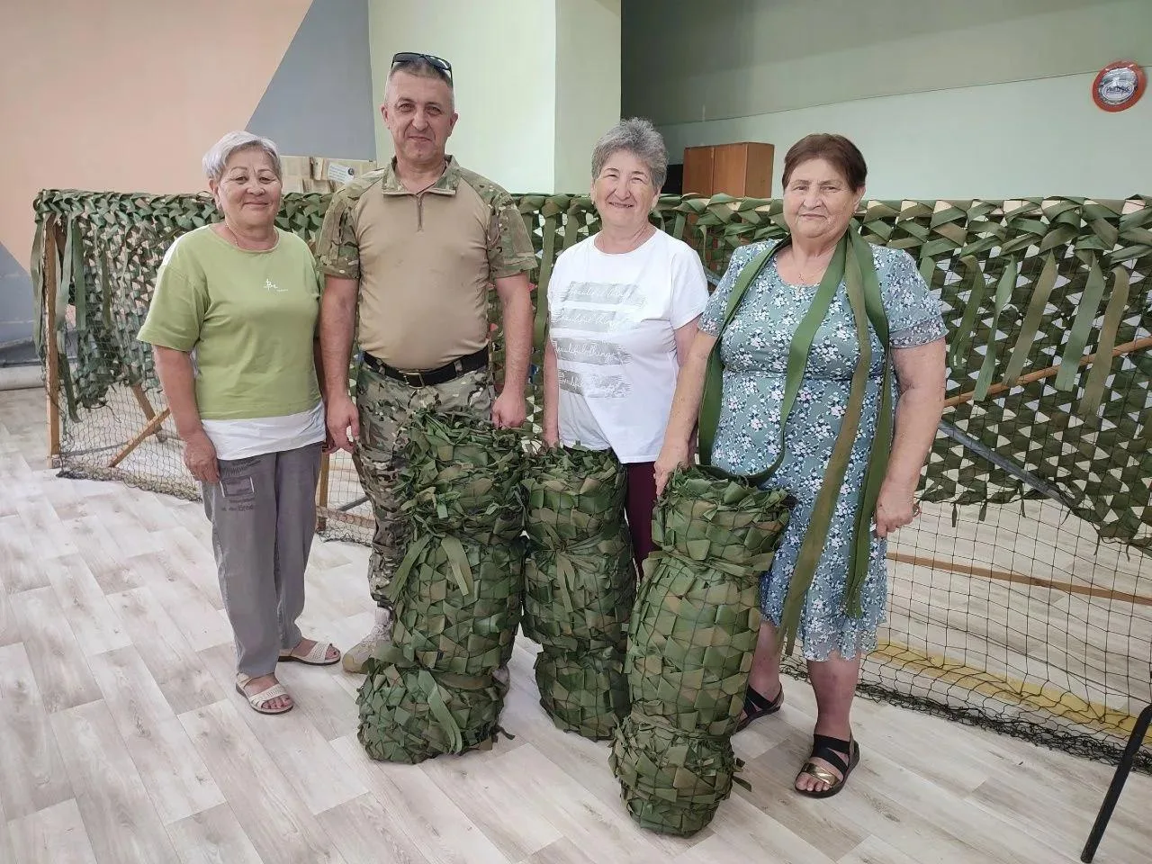 Волонтерский центр Николаевского района

Здесь всегда кипение жизни:

✅ Одни руки плетут маскировочн