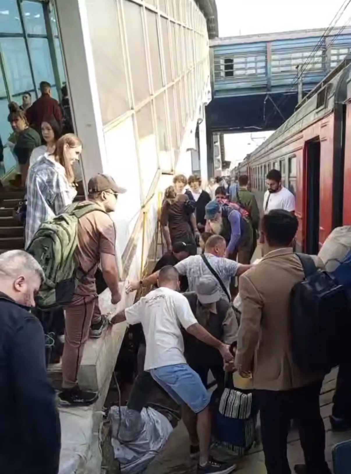 ❗️Следствие устанавливает пострадавших в результате обрушения временного настила на жел...