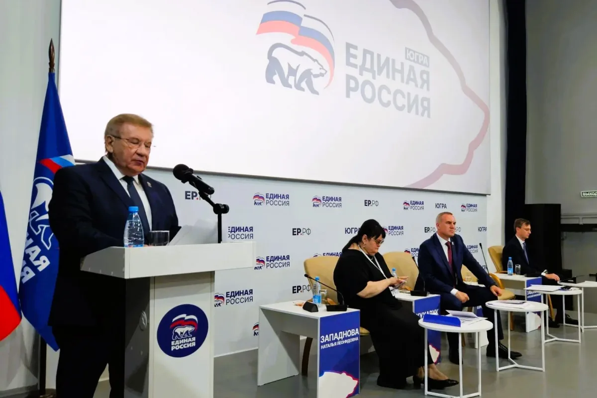 Председатель Думы города Ханты-Мансийска Константин Пенчуков, депутаты фракции «Единой России» приня