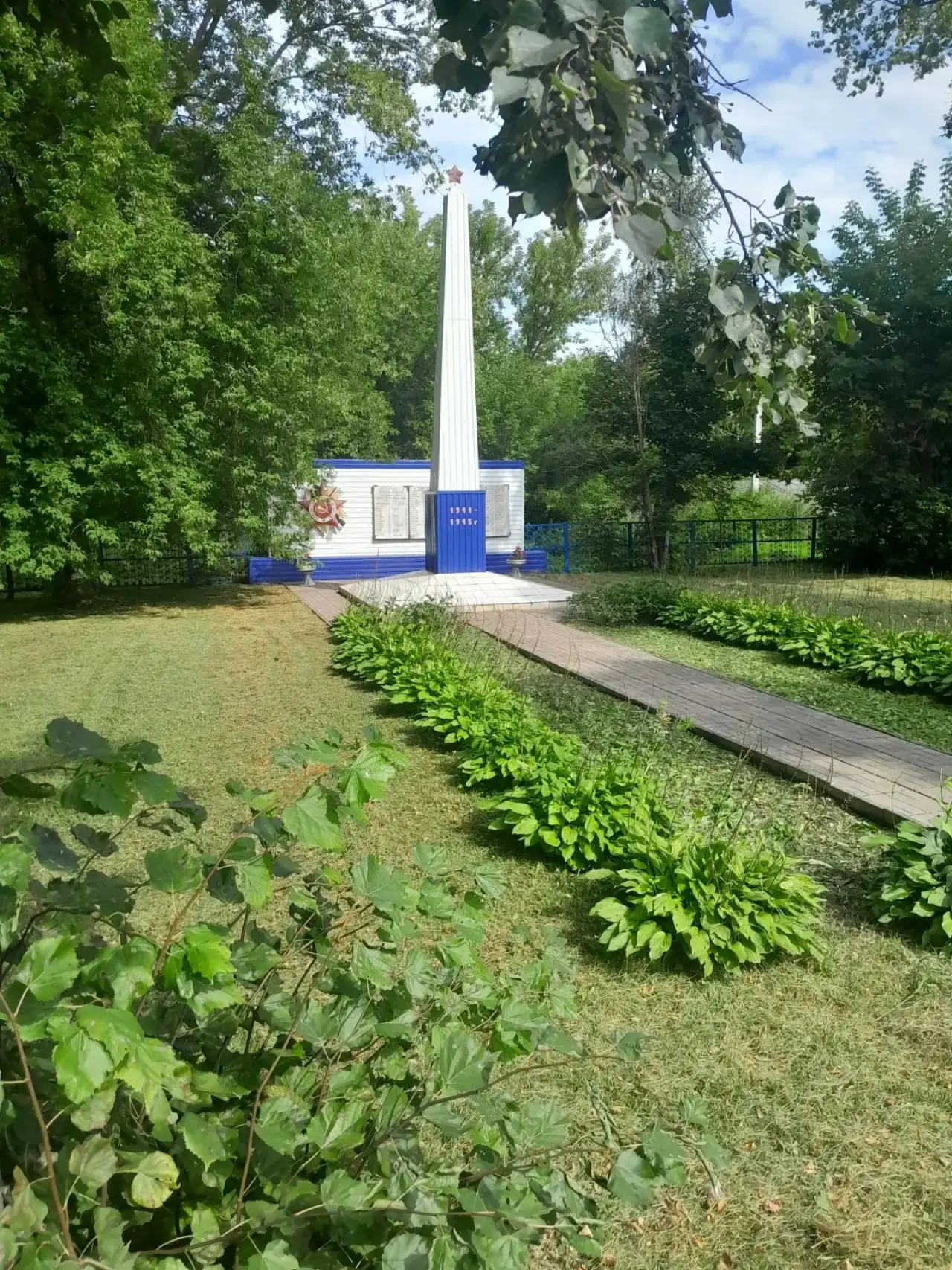 🌿 Память живёт в заботе-убрали территорию у обелиска в поселке Черепеть.